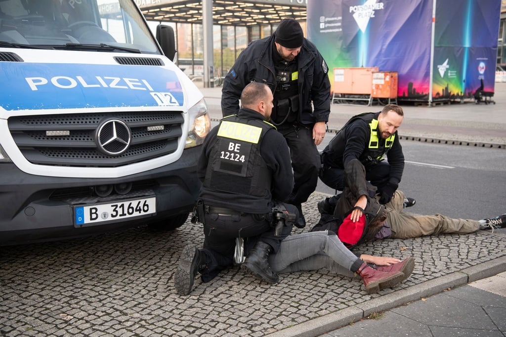 Polizeibeamte haben einen Aktivisten der Klimaschutz-Gruppe Letzte Generation am Potsdamer Platz gestoppt.