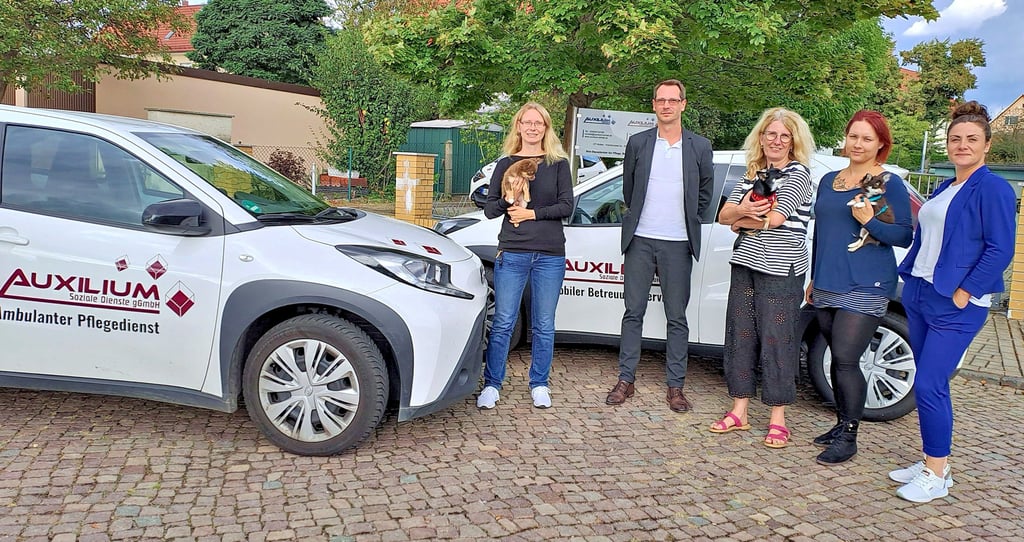 Auxilium-Chef Oliver Schupan mit seinen leitenden Mitarbeiterinnen Anja Hödicke, Angela Albrecht, Alexandra Dürr und Jacqueline Danger (v. l.). Auch die drei kleinen Hunde der Beschäftigten – Kira, Timmi und Kurti – werden von vielen Pflegebedürftigen und zu betreuenden Klienten gern gesehen.