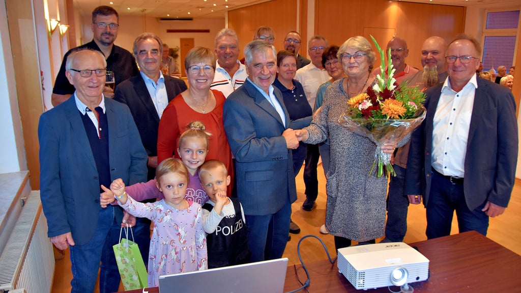 Nachdem die Gäste der Wahlparty das Bekanntgeben der vorläufigen Ergebnisse in den einzelnen Ortsteilen auf der Leinwand mitverfolgt hatten, gibt es für den Wahlsieger Hubertus Nitzschke viele Glückwünsche und von Reinhild Eikel einen Blumenstrauß.