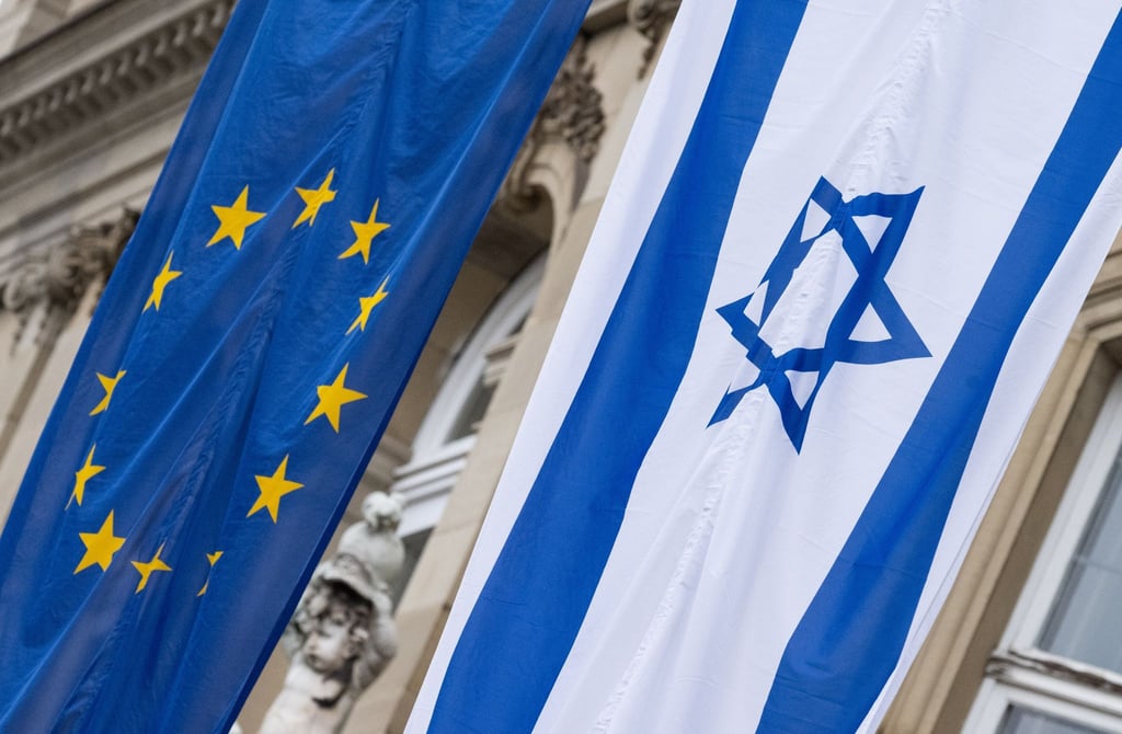 Die Flagge Israels hängt vor dem Neuen Schloss neben der Flagge der EU.