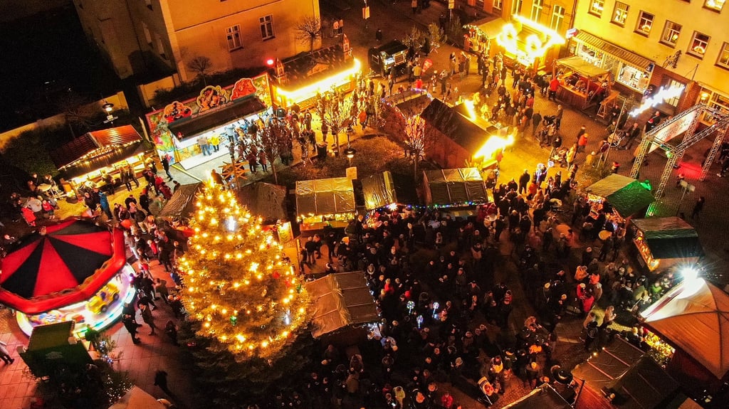 Blick aus der Vogelperspektive auf den Osterburger Weihnachtsmarkt im Vorjahr. Der „Lichterglanz“ zog viele Besucher an, für Ausrichter Torsten Engels rechnete sich der Budenzauber aber nicht.