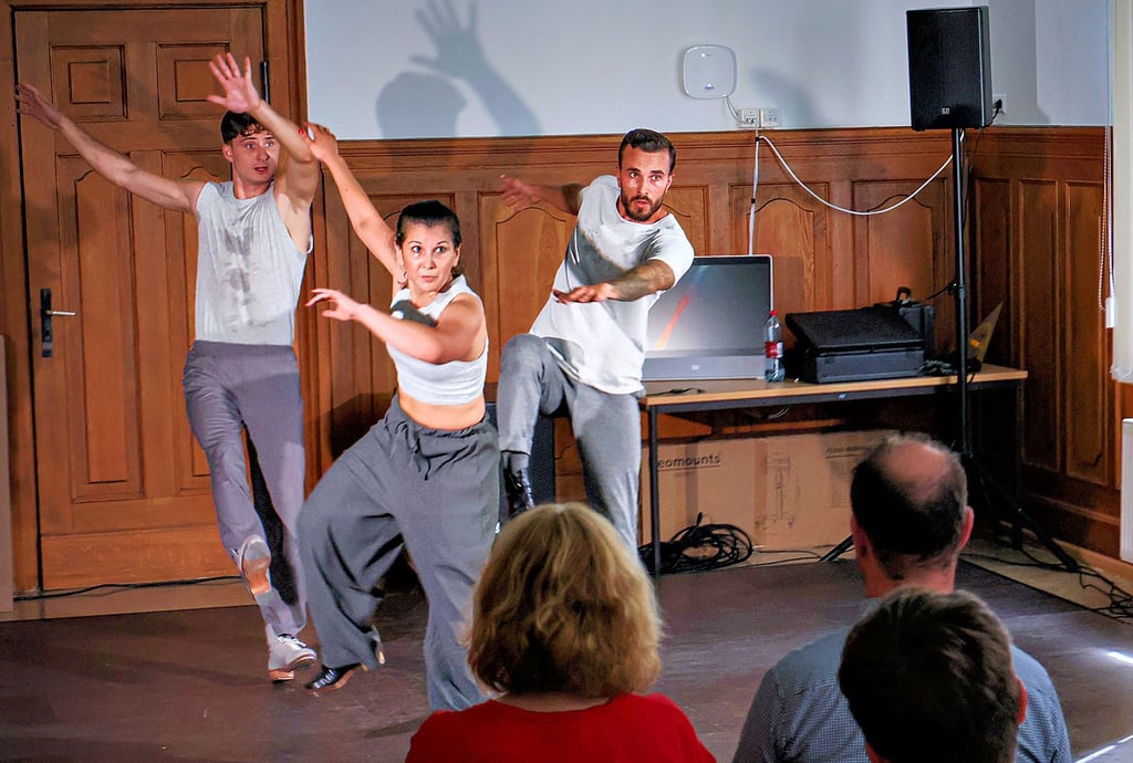 Gaëtan Farnier (von links), Andrea Alvargue und Nikolai Kemeny von der Sebastian Weber Dance Company haben das Stück „Carboom“ in Schulen gezeigt.