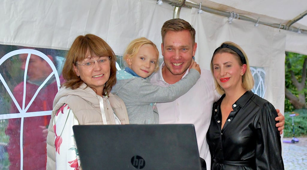 Mit Spannung verfolgte Marc Blanck mit seiner Frau, seiner Tochter und seiner Mutter (links) die Ergebnisse der Wahlbezirke, die nach und nach online auf dem Bildschirm angezeigt wurden.