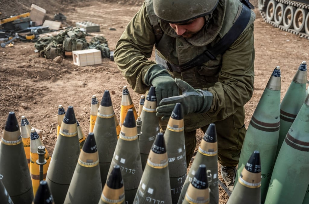 Ein israelischer Soldat überprüft die Munition in der Nähe der Grenze zwischen Israel und dem Gazastreifen.