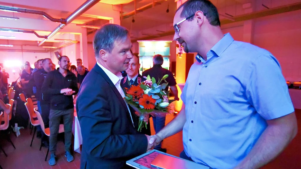 Oberbürgermeister Steffen Amme (links) dankt dem scheidenden Wehrleiter René Knoblauch für dessen Arbeit.