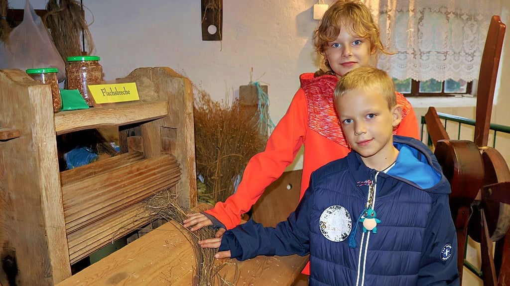 Pia und Fiete aus Klietz fanden das Museum spannend. An der Flachsbreche werden hölzerne Pflanzenanteile angebrochen und später entfernt.