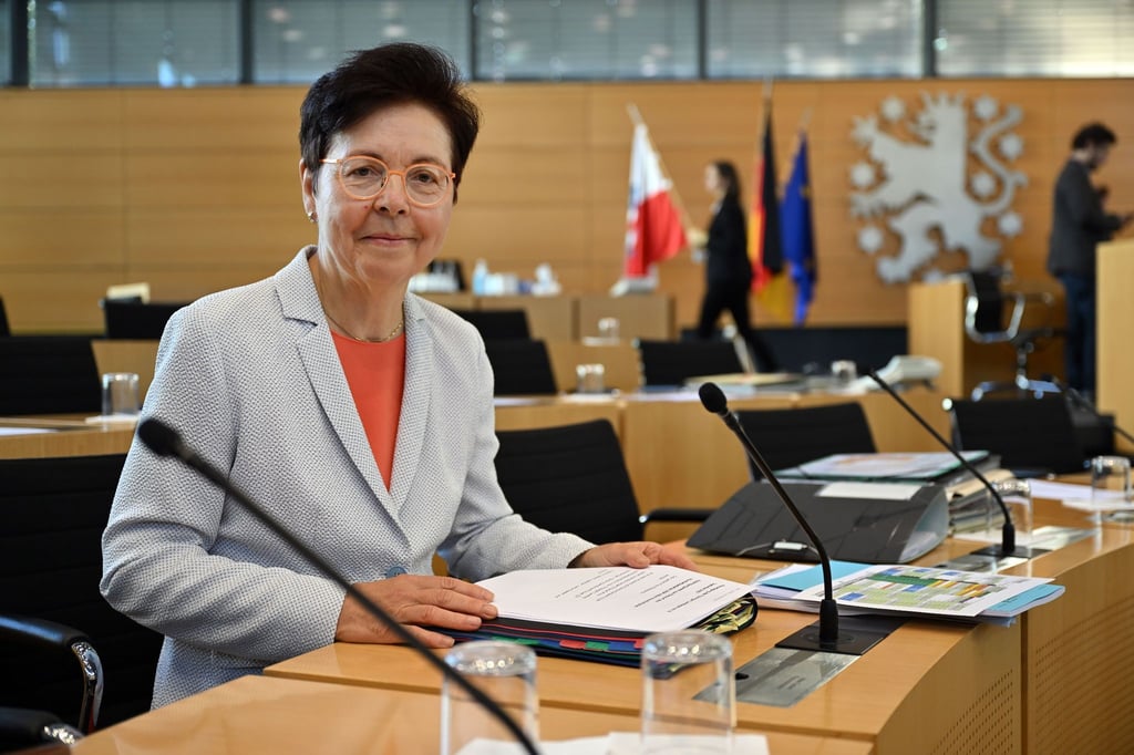 Heike Taubert sitzt im Plenarsaal des Thüringer Landtag.