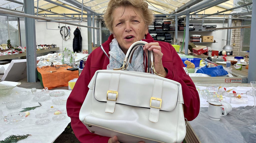 Konny Ketzler führte an beiden Tagen stets eine weiße Handtasche mit sich, in der sie die Einnahmen des Trödelmarktes verwahrte. „An diese Tasche lasse ich niemanden ran“, scherzte die Klietznickerin. Sie gilt über Jerichow hinaus als ablsolute Trödel-Expertin.