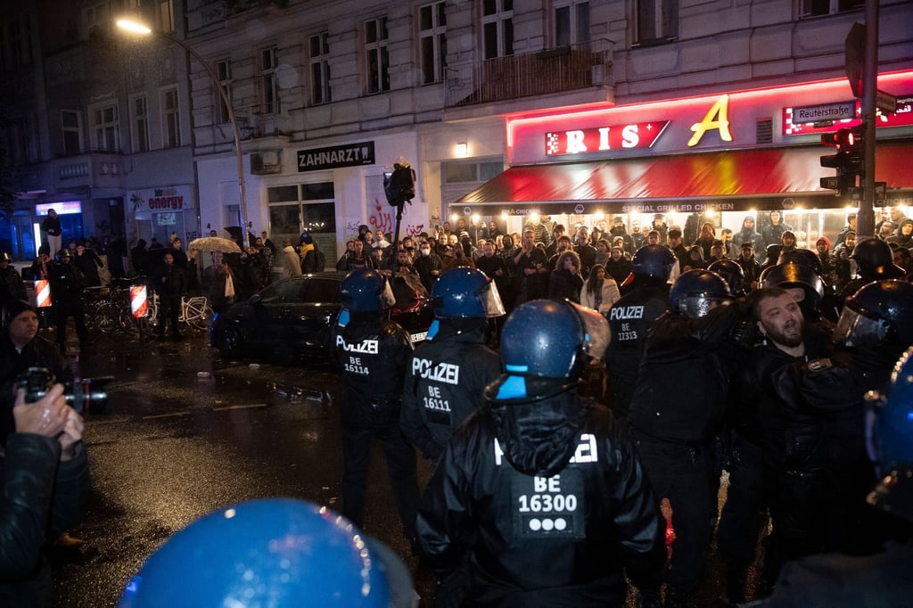 In Berlin-Neukölln versammelten sich am Samstagabend etwa 50 Menschen zu einer pro-palästinensischen Demo.