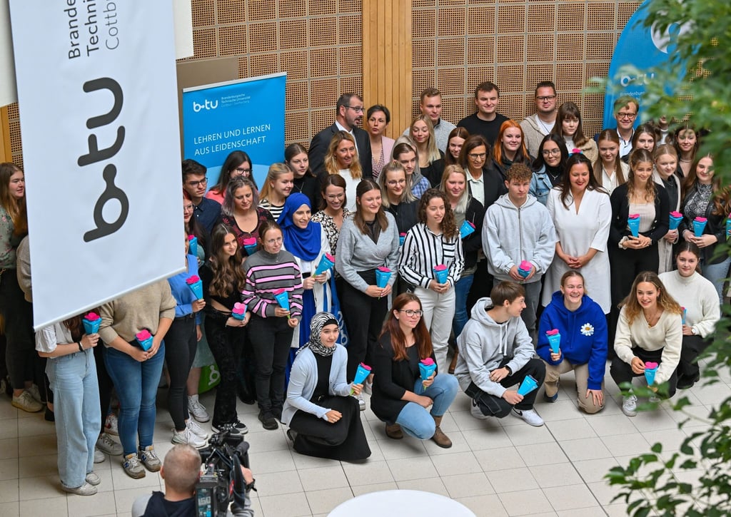 Gruppenfoto der ersten Lehramtsstudierenden an der Brandenburgischen Technischen Universität Cottbus-Senftenberg (BTU).