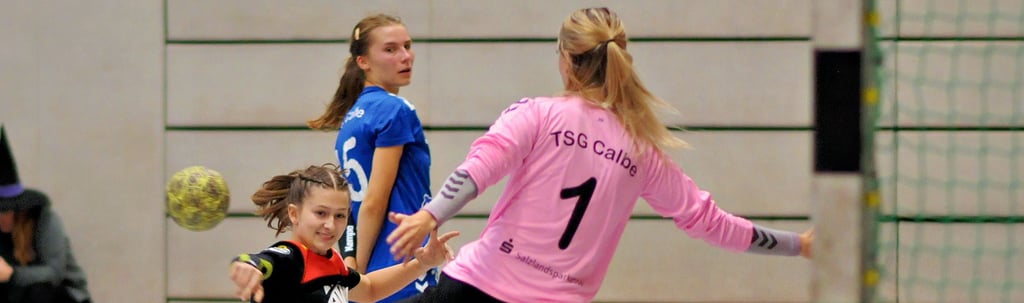 Josephin Hecker im Tor der TSG Calbe hatte gegen Finja Theile (links) und ihre Mitspielerinnen der SG Lok Schönebeck einige Arbeit zu verrichten. Vor allem über die Außenpositionen waren die Gäste häufig gefährlich.