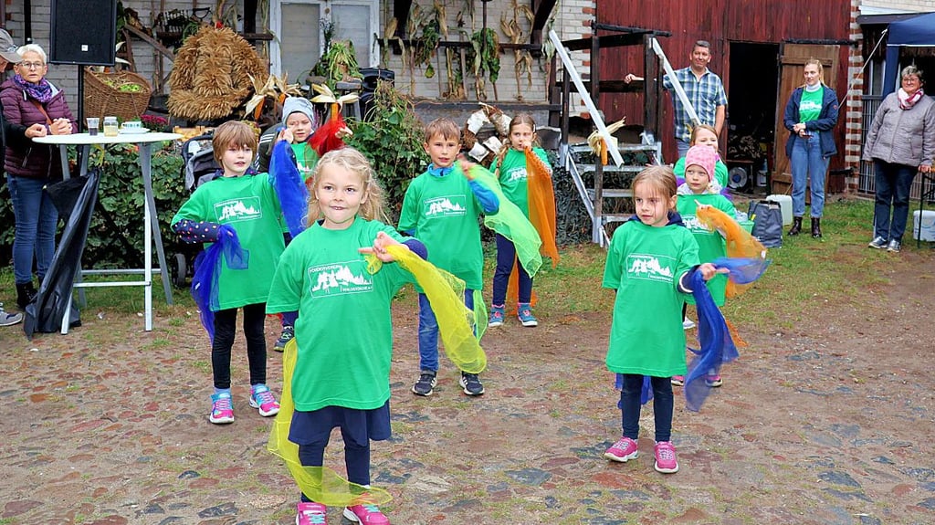 Viel Beifall bekam die Tanzgruppe von der Kita „Storchennest“ in Klietz. Trotz Regenwetter zeigten die Kinder ihr Programm.