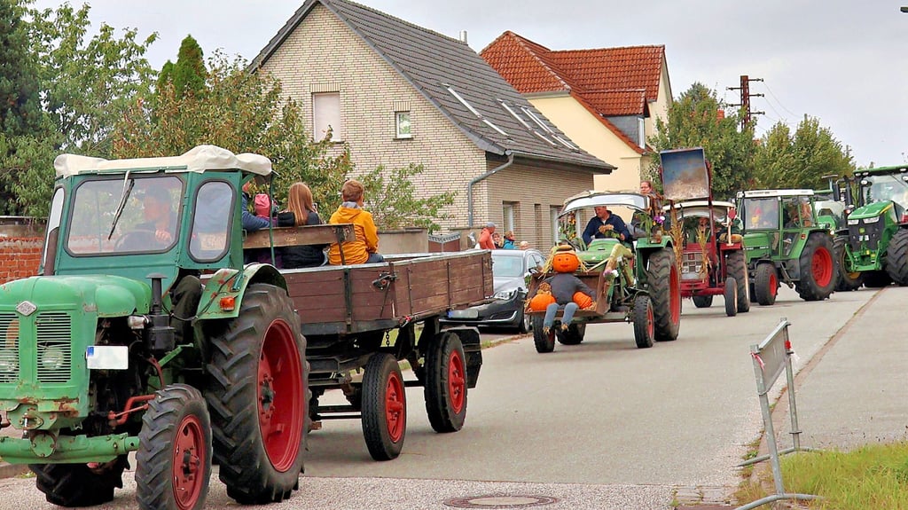 Zur Eröffnung des Erntedankfestes in Klietz rollte eine „Treckerparade“ durch den Ort. Die Fahrzeuge, alt und neu, waren bunt geschmückt und kamen aus Orten im Kreis Stendal.