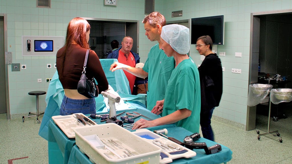 Im Operations-Saal: Pfleger Marek Lehmann und Schwester Anja Seidel fingieren den Einsatz eines so genannten Tibia-Nagels