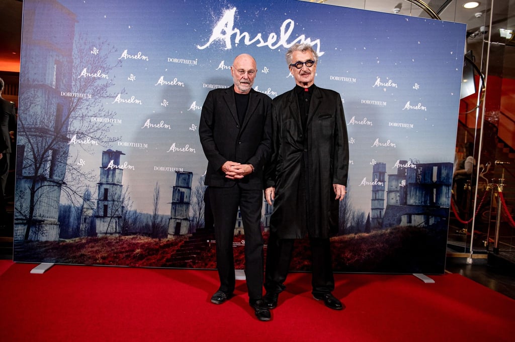 Anselm Kiefer (l) und Wim Wenders stehen bei der Deutschland-Premiere des Films „Anselm - Das Rauschen der Zeit“ auf dem Roten Teppich.