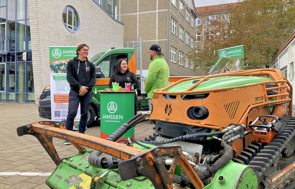 Sebastian Lehmann, Anja Wendler und Alexander Geerhardt (von links) von der Firma Janssen GmbH & Co. KG erklären, welche Aufgaben im Bereich der Landschaftspflege das Unternehmen übernimmt.