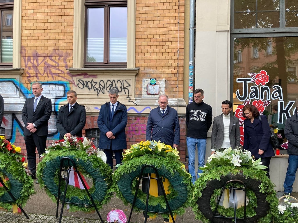 Kranzniederlegung am Tekiez in der Ludwig-Wucherer-Straße