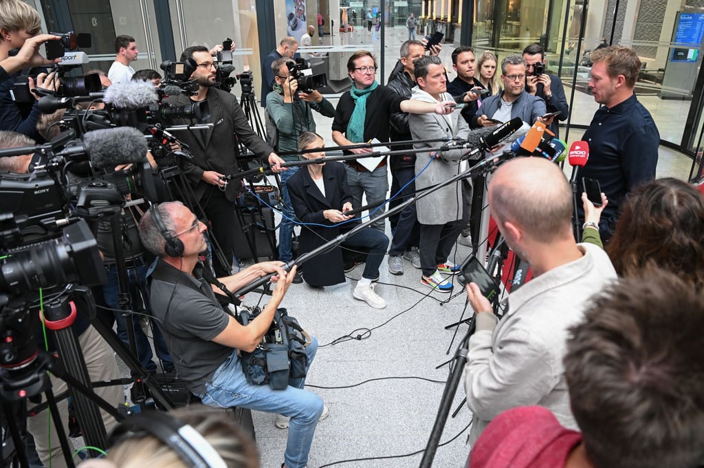 Bundestrainer Julian Nagelsmann bei der Pressekonferenz am Frankfurter Flughafen.