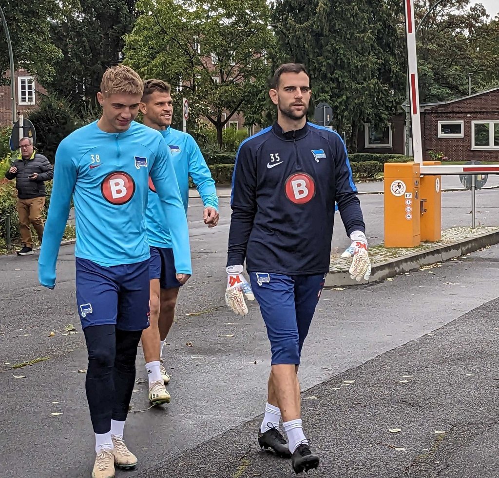 Veit Stange (l-r), Florian Niederlechner und Torhüter Marius Gersbeck von Hertha BSC gehen zum Training.