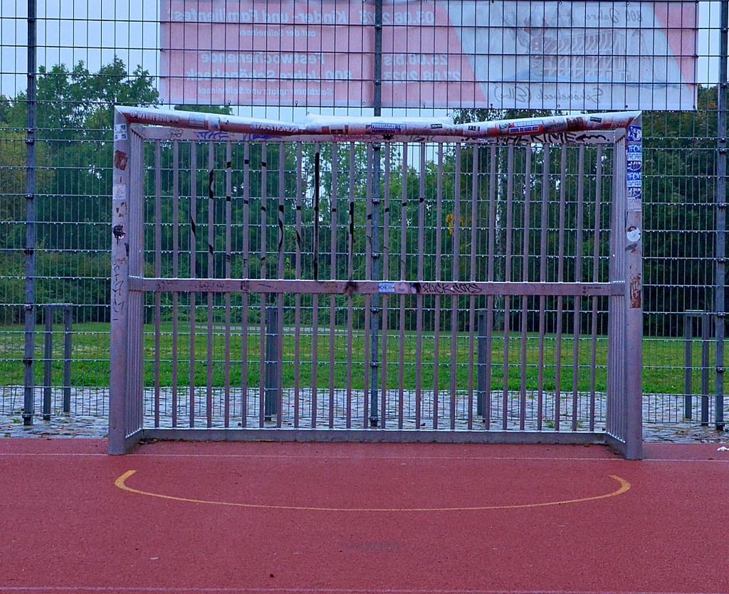 Auch das Tor zeigt deutlich Schäden. Der Basektballkorb wurde schon durch Mitarbeiter der Stadt runtergenommen.