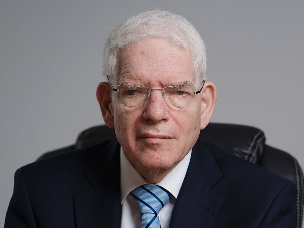 Josef Schuster, Präsident des Zentralrats der Juden in Deutschland, sitzt bei einem Fototermin in seinem Büro.