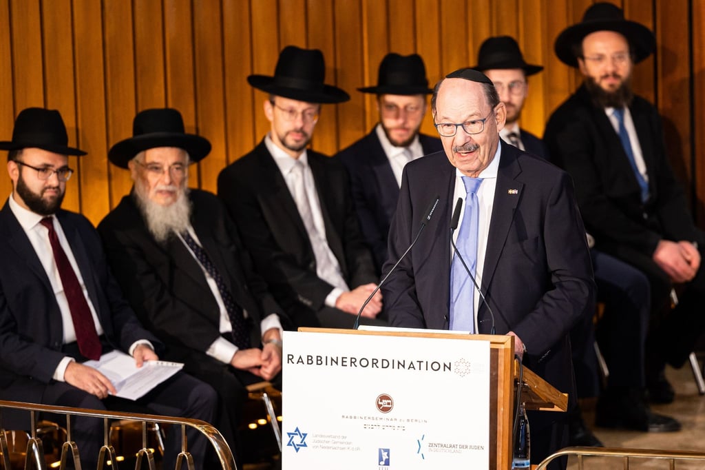 Michael Fürst, Vorsitzender der Jüdischen Gemeinde Hannover, hält eine Rede in der Synagoge der Jüdischen Gemeinde Hannover.