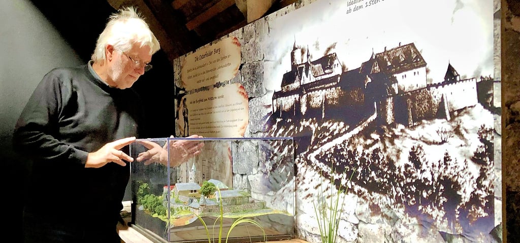 Die Ausstellung zur Regionalgeschichte der Kleinstadt im Dachgeschoss des Umgebindehauses bleibt bestehen. Gerd Seidel schaut sich ein Modell an.