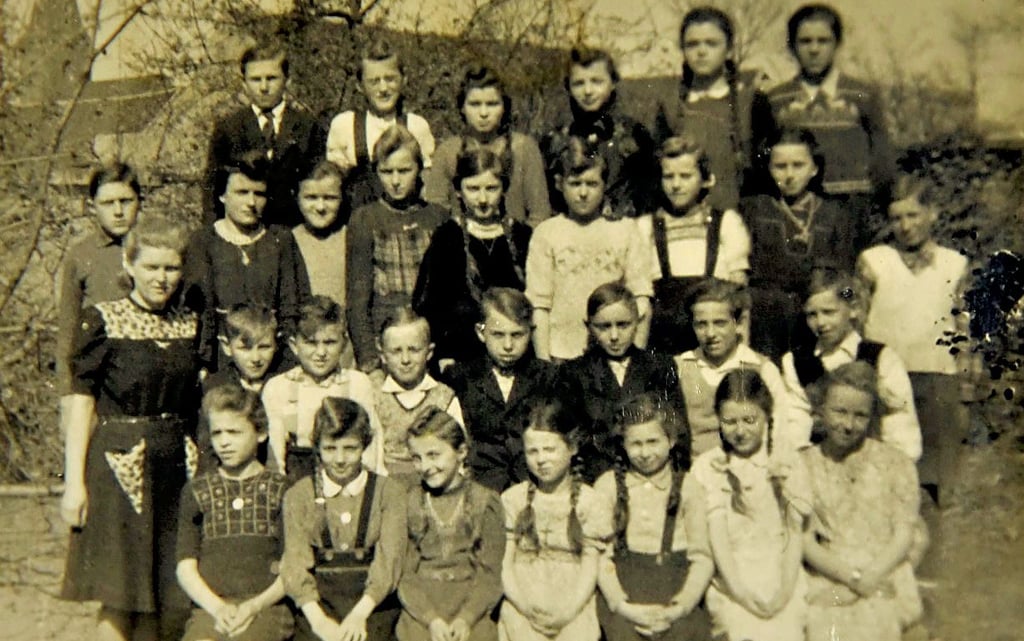 „Zum Andenken an die Grundschule 1948“, steht auf diesem Foto.
