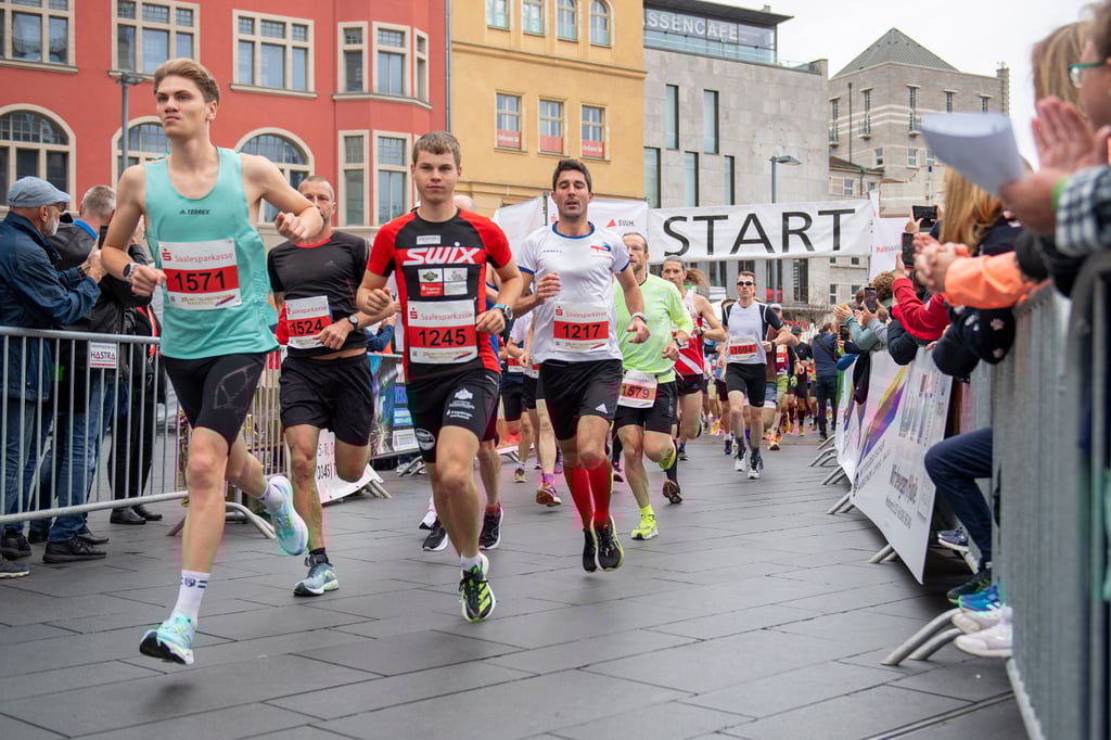 Während die Marathonläufer in Leipzig auf der Festwiese starteten und nach 42,195 Kilometern am Händel die Ziellinie überquerten, gingen die Hobbysportler auf den kürzeren Distanzen wie hier die Halbmarathoni traditionell auf Halles Marktplatz in die Spur. Angefeuert wurden sie alle von vielen Zuschauern, die wieder einmal für tolle Stimmung sorgten.