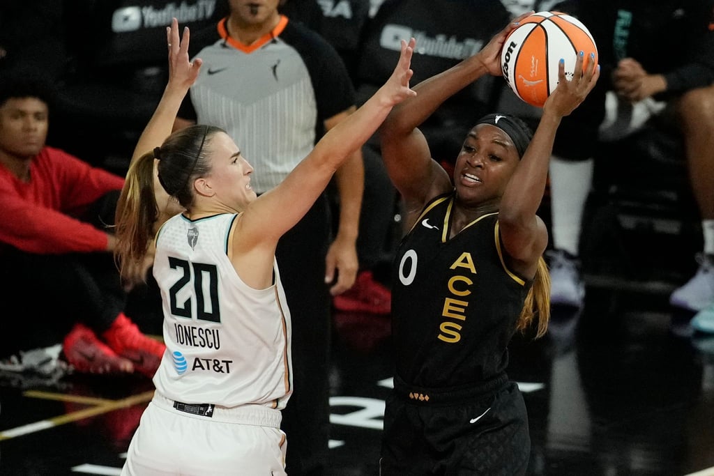 Las Vegas Aces-Guard Jackie Young (0) umspielt New York Liberty-Guard Sabrina Ionescu (20).