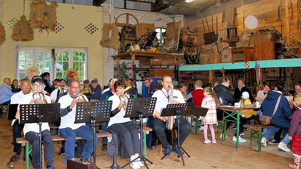 Die Feuerwehrkapelle musizierte nach dem Umzug unter dem Scheunendach, ringsum zeigten die alten Landwirtschaftsgeräte, was es früher gab.