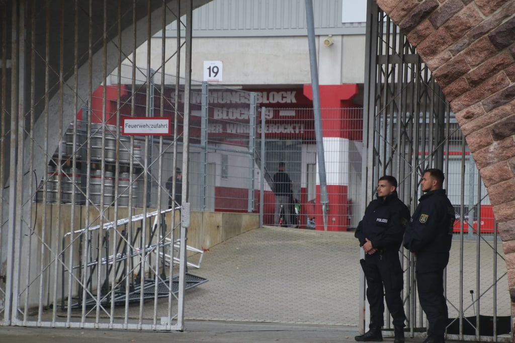 Polizisten sichern am Marathontor den Eingang zum Leuna-Chemie-Stadion.