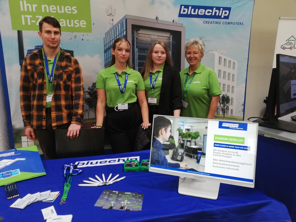 Am 5. Oktober fand in den Zeitzer Klinkerhallen eine Ausbildunsmesse statt. Rund 50 Aussteller und 500 Schüler waren laut Angaben der Verwanstalter dabei. Im Bild das Team von Bluechip Meuselwitz.