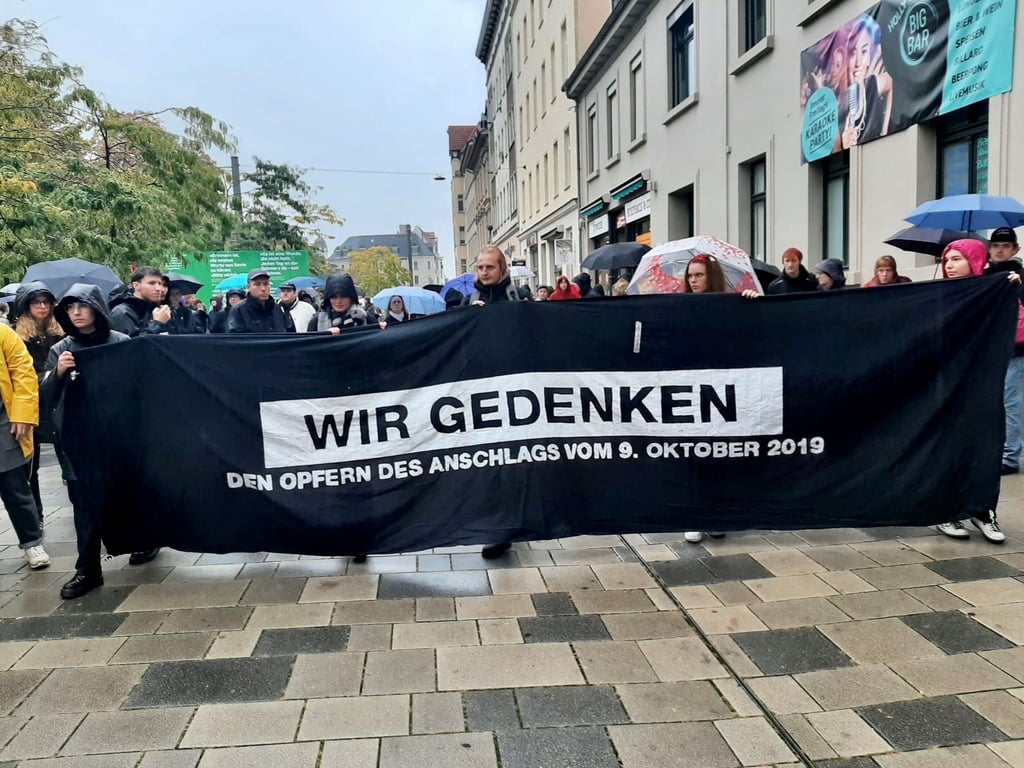 Ein Gedenkmarsch zieht durch die Innenstadt.