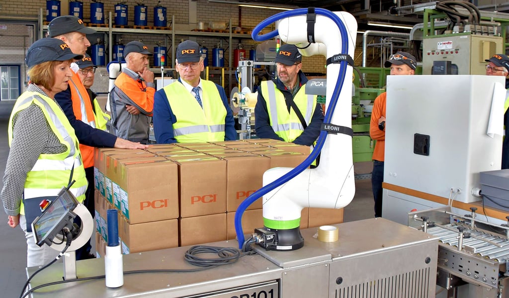 Das Interesse der Stadträte der Wittenberger CDU/FDP-Fraktion und des Ministerpräsidenten Reiner Haseloff fand auch dieser kleine Roboter. Der hat die stupide Arbeit des Stapelns von Kartons auf Paletten übernommen.
