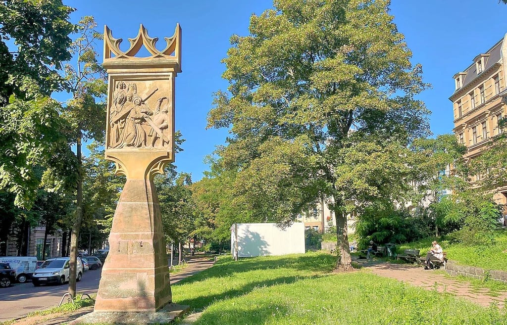 Die Betsäule stand ursprünglich auf dem heutigen Riebeckplatz. Der Uniring soll ihre Heimat bleiben.