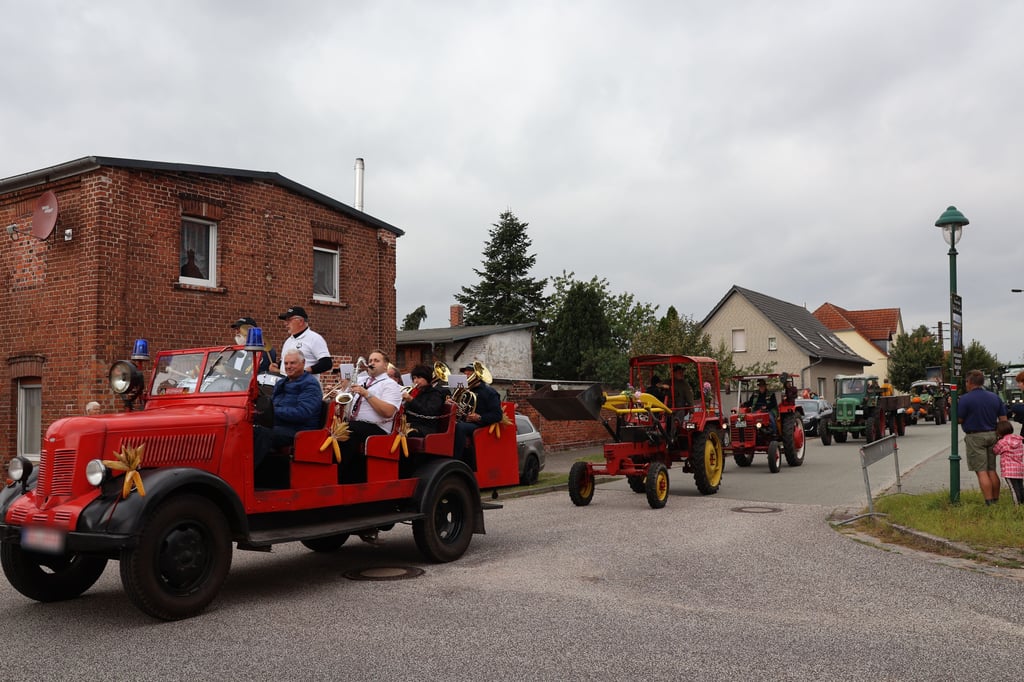 Mit der Feuerwehrkapelle Elbe-Havel-Land vorweg rollten Traktoren zum Erntedank durch Klietz. Der Oldtimer von der Feuerwehr Neuermark-Lübars ist bei vielen Anlässen dabei.