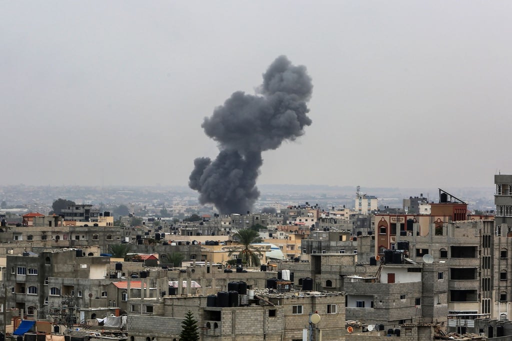 Rauch steigt nach einem israelischen Luftangriff aus einem Gebäude auf.