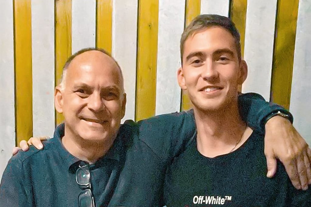 HCB-Präsident Uwe Gering (l.) begrüßt daheim in Prittitz den jungen ungarischen Torwart Martin Perényi. Der Neuzugang wird aber voraussichtlich erst ab dem 11. November für die Burgenländer spielberechtigt sein.