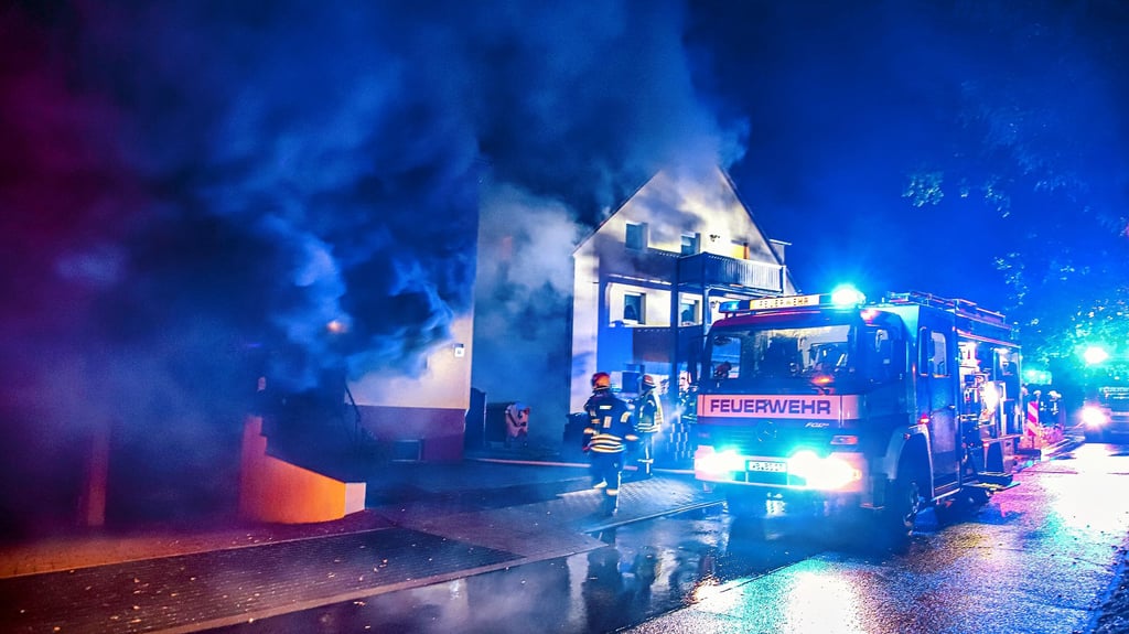 Dichter Rauch quillt am Montagabend aus den Kellerfenstern eines Wohnhauses in der Bad Schmiedeberger Zschimmerstraße. Die Feuerwehrkräfte sind binnen weniger Minuten mit Atemschutzausrüstung vor Ort.