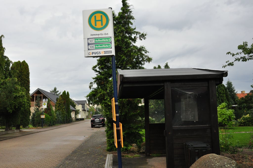 Eine der Bushaltestellen in Jemmeritz liegt nur wenige Meter von der Kreisstraße entfernt, wird aber dennoch nicht vom Linienverkehr angefahren.