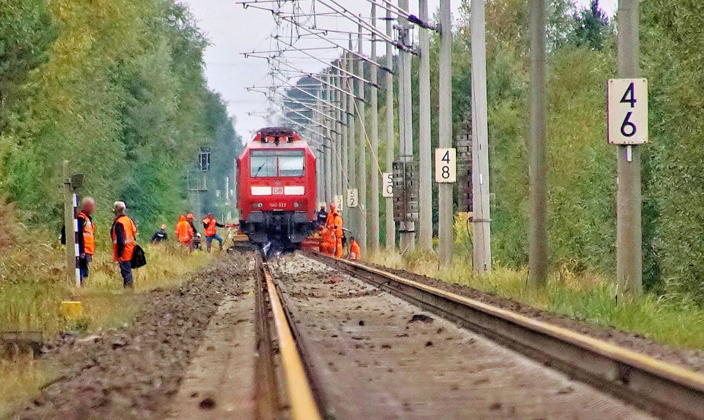 Eine Person ist am 9. Oktober 2023 an einem Bahnübergang in der Nähe von Stendal tödlich verunglückt.