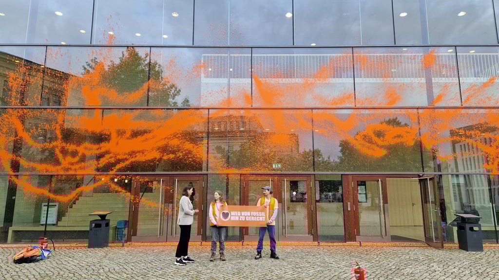 Das Audimax der Martin-Luther-Universität in Halle wurde mit Farbe besprüht.