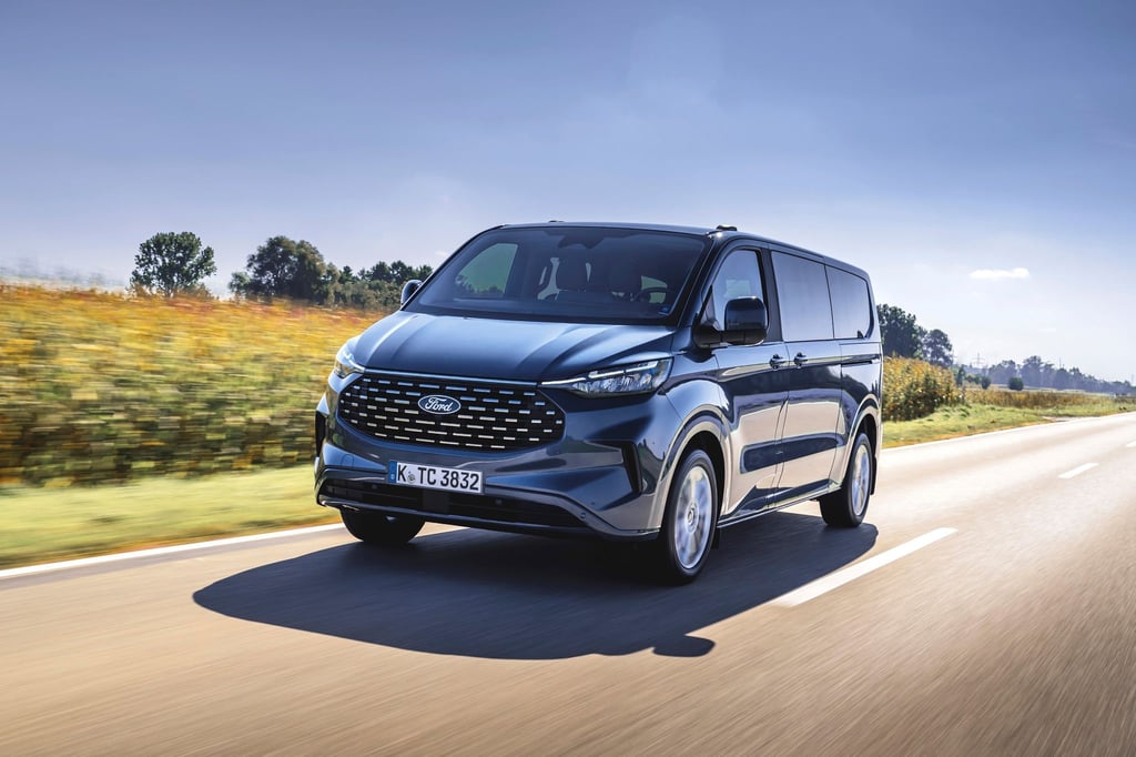 Der neue Tourneo Custom bietet als familienfreundliche Großraumlimousine bis zu neun Sitzplätze.
