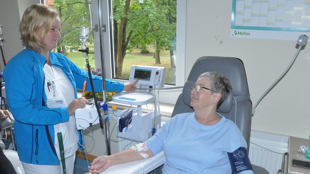 Uta Zimmer bekommt regelmäßig Infusionen und lobt dabei vor allem die liebe volle Betreuung durch Schwester Jana.