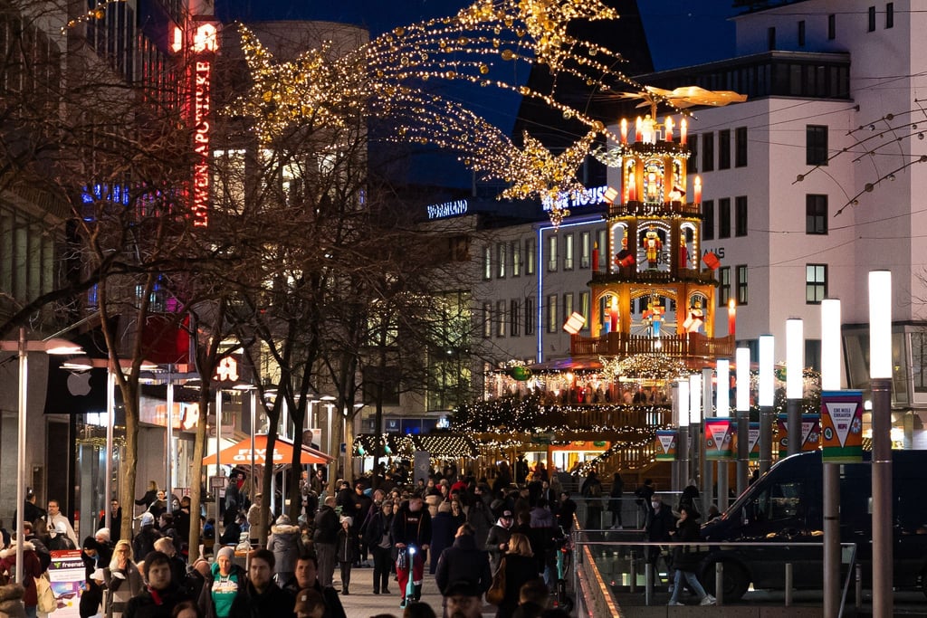 Passanten laufen am Abend durch die Fußgängerzone in der Innenstadt von Hannover.