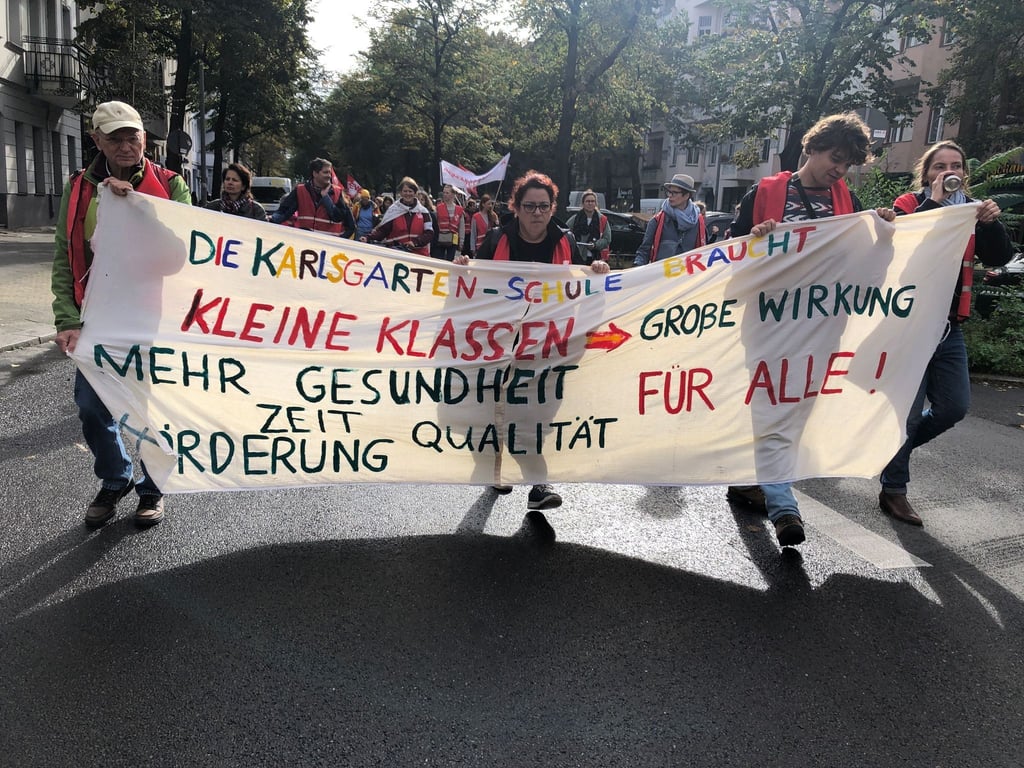 Lehrer demonstrieren im Zuge des Warnstreiks der GEW an Berliner Schulen.