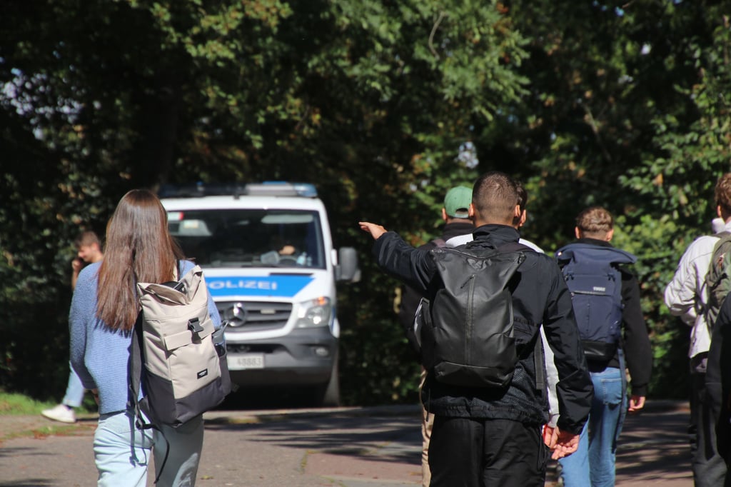 Die Polizei zeigt in Halle verstärkt Präsenz in Nähe der Schulen.