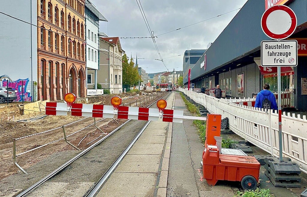 Die Baustelle in der Mansfelder Straße wird erweitert. Auf der Schieferbrücke werden in den Herbstferien Schienen neu verlegt.