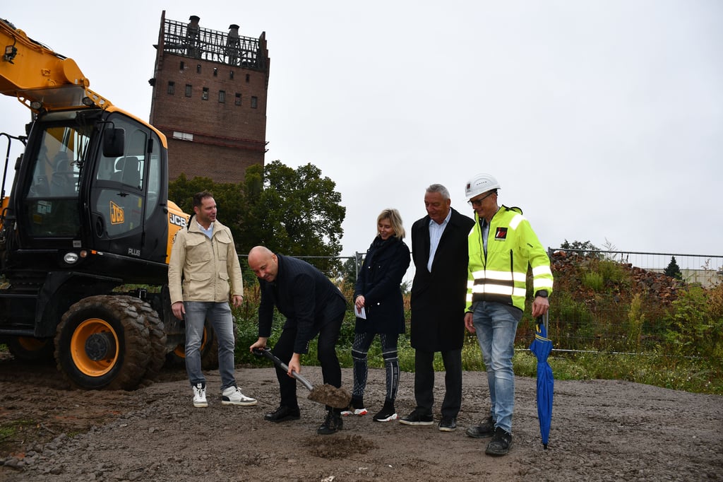 Spatenstich in Magdeburg als symbolischer Auftakt: Immobilienunternehmer Marco Abel, Sozialbeigeordneter Ingo Gottschalk, Immobilienentwicklerin Daniela Robertz, Klaus Roth von der Stiftung Evangelische Jugendhilfe, Mario Riedel von Industriebau Wernigerode. An der Sieverstorstraße auf dem Gelände der ehemaligen Börde-Brauerei entsteht eine neue Kita.